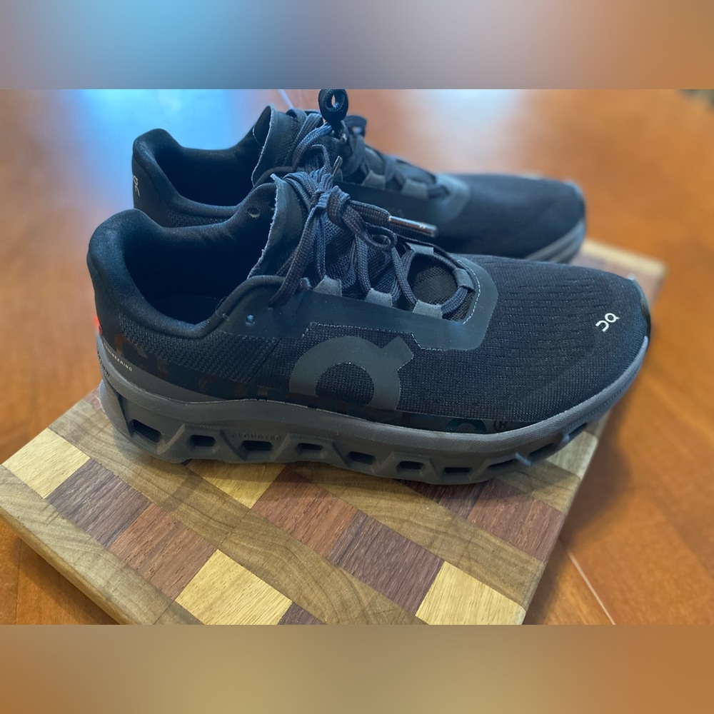 Like NEW size 8.5 Women's On Cloudmonster Running Shoes solid black!